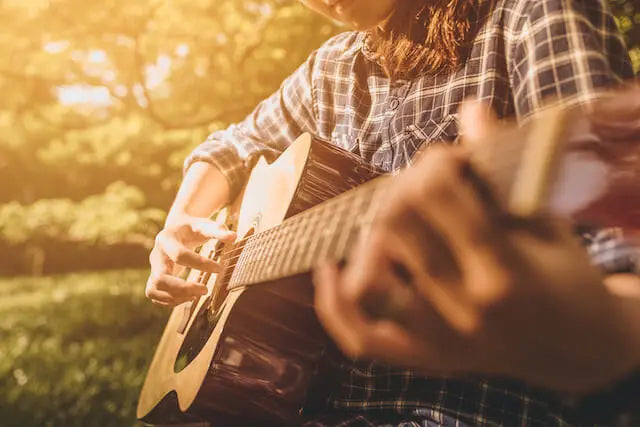 5 maneras en las que tocar guitarra mejor tu vida