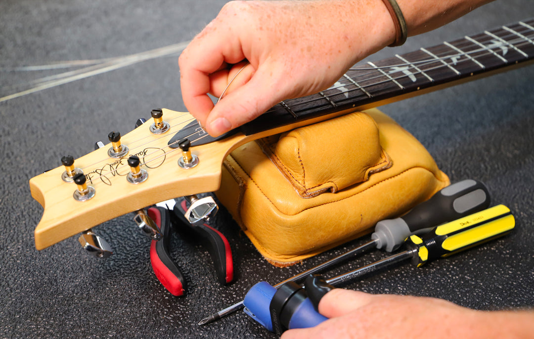 ¿Cómo cambiar las cuerdas de una guitarra eléctrica?