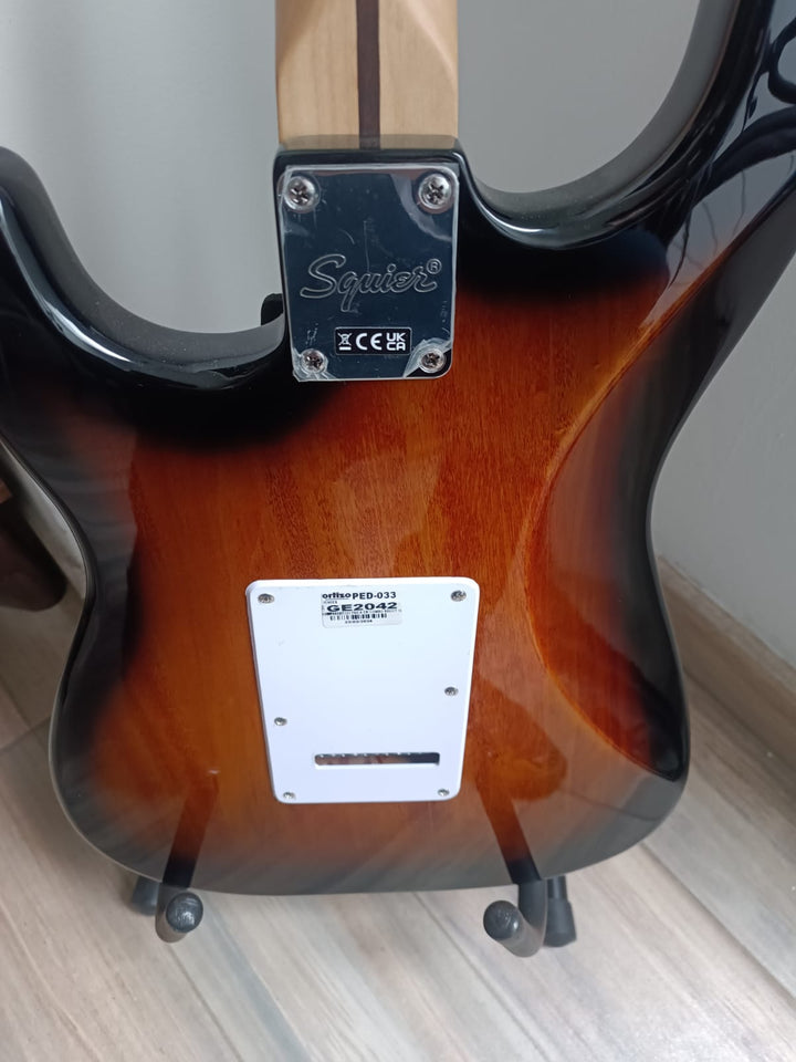 GUITARRA ELECTRICA EN COMBO FENDER SQUIER BULLET (USADA)