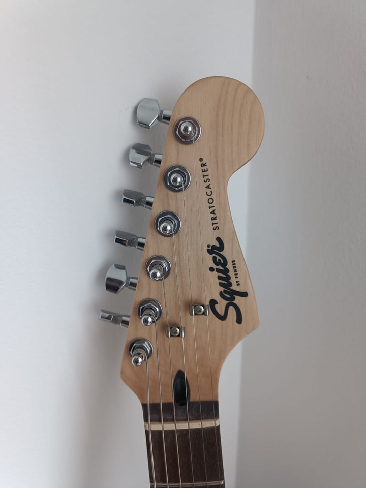 GUITARRA ELECTRICA EN COMBO FENDER SQUIER BULLET (USADA)
