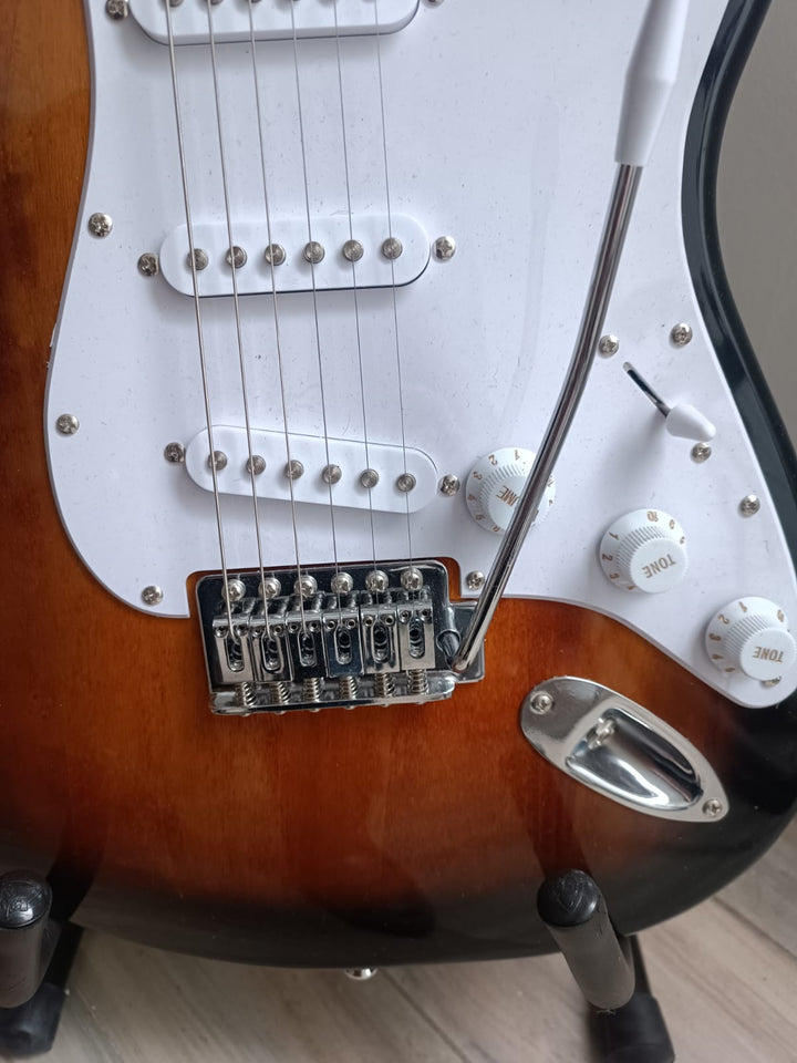 GUITARRA ELECTRICA EN COMBO FENDER SQUIER BULLET (USADA)