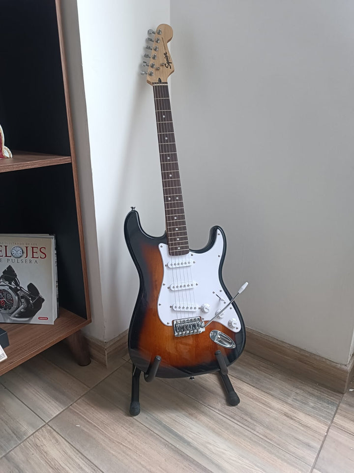 GUITARRA ELECTRICA EN COMBO FENDER SQUIER BULLET (USADA)