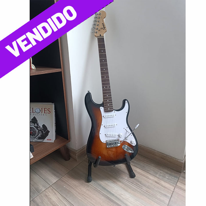 GUITARRA ELECTRICA EN COMBO FENDER SQUIER BULLET (USADA)