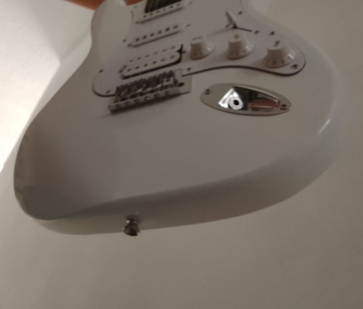 GUITARRA ELECTRICA FEMNTO (USADA)